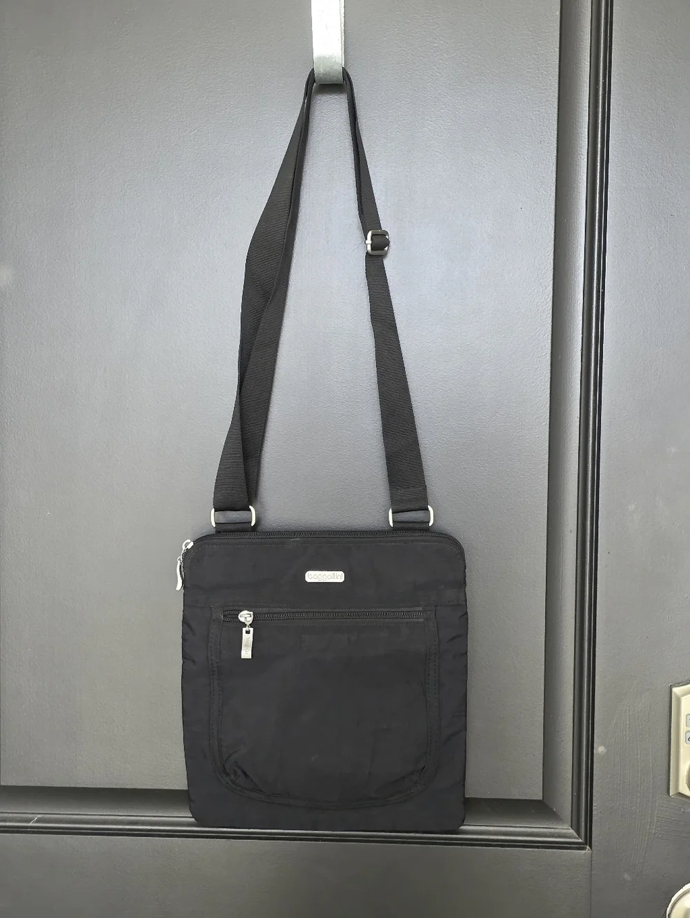 Baggallini Women's Pocket Slim Crossbody Messenger Bag Black